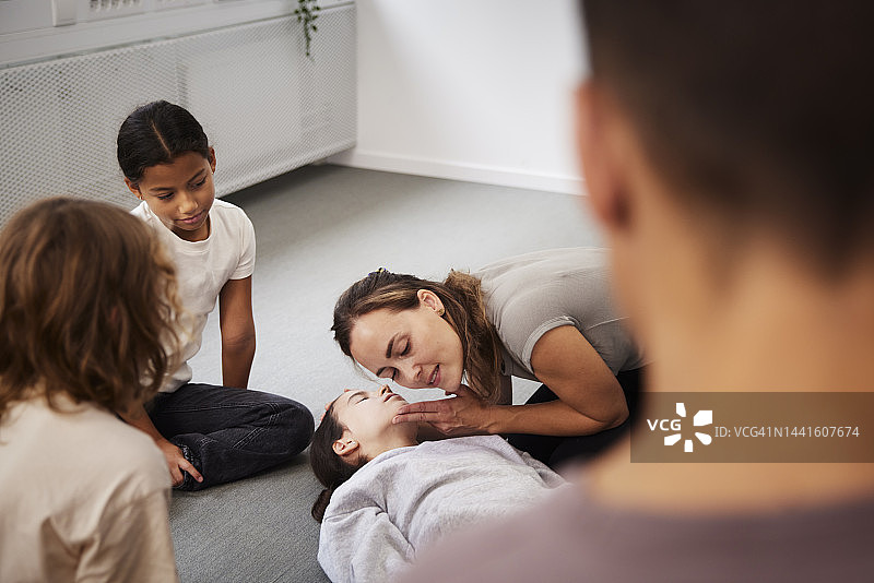 教师进行急救培训图片素材