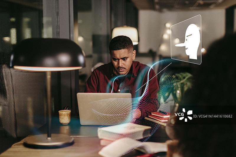 男人在笔记本电脑上阅读虚假新闻图片素材