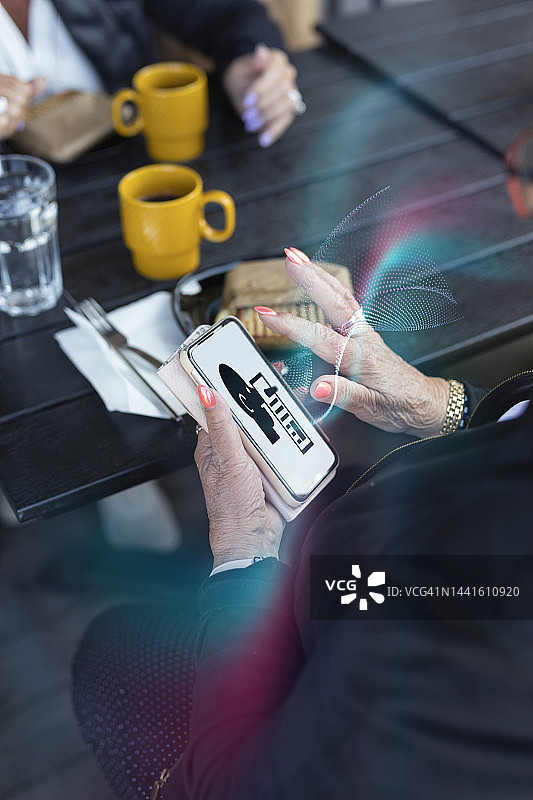 女人在手机上看虚假新闻图片素材