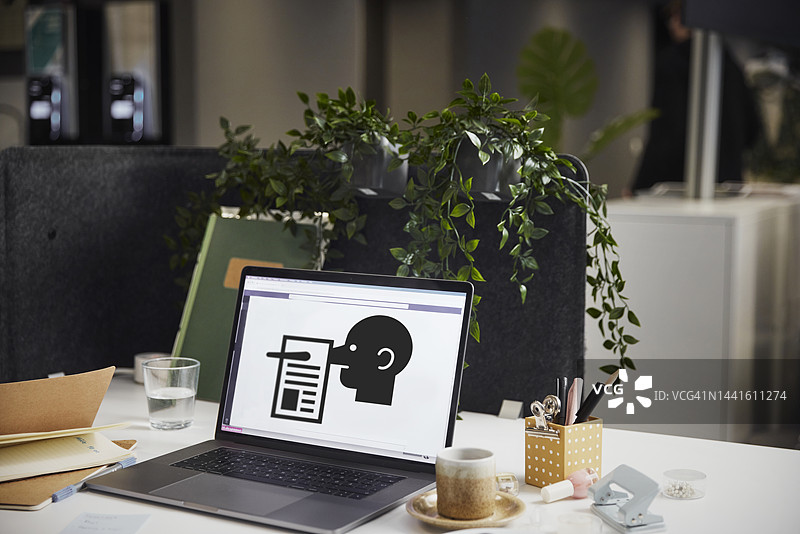 数字屏幕上的虚假新闻图片素材