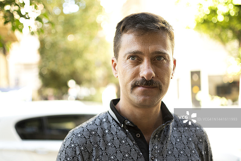 在户外摆姿势的英俊男人图片素材