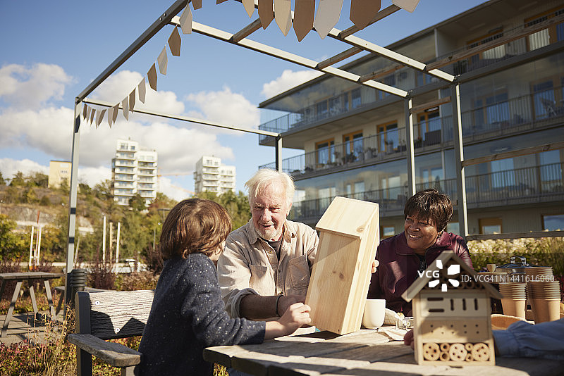 邻居们一起制作昆虫旅馆图片素材