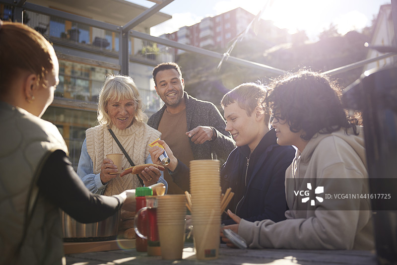 人们在户外用餐图片素材