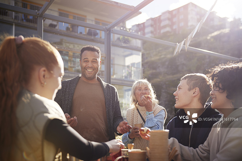 人们在户外用餐图片素材