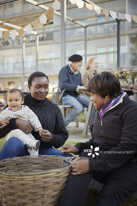 邻居们在公共户外区域放松休息图片素材