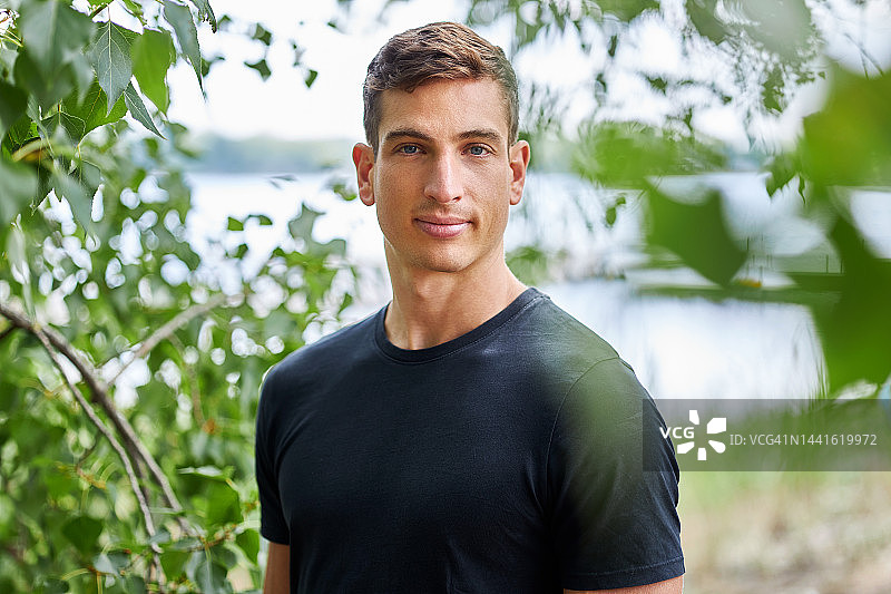 自信地看着镜头的年轻男人肖像图片素材