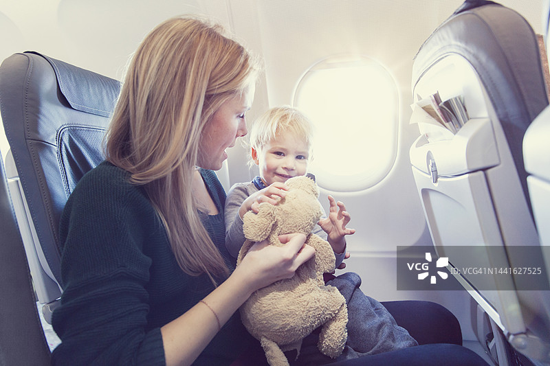 母亲和儿子在飞机上图片素材