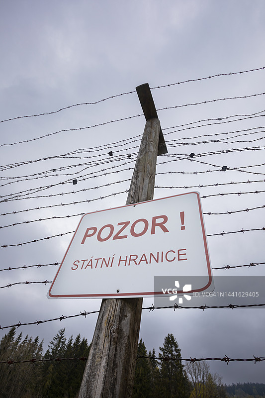 奥地利，上奥地利，铁幕纪念碑的铁丝网围栏上的警告标志图片素材