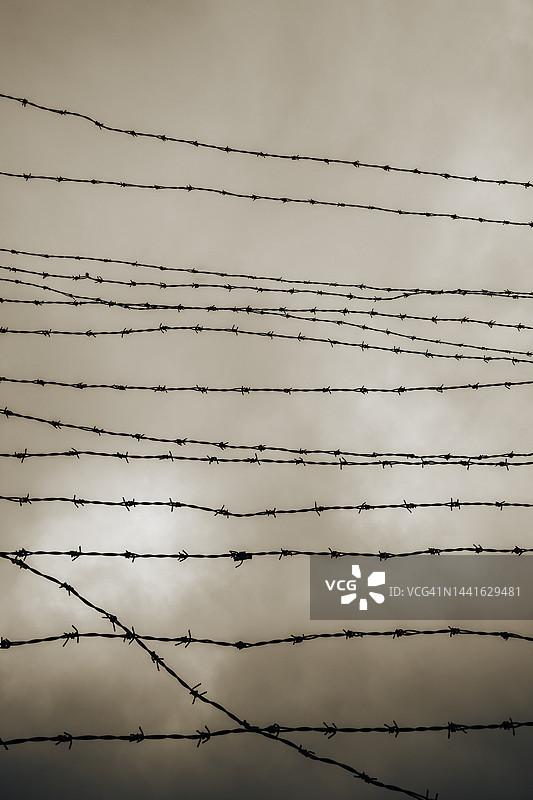 奥地利，上奥地利，铁幕纪念碑的铁丝网围栏与阴 cloudy 的天空图片素材