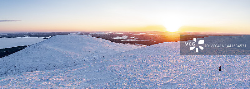 行人观看雪山日落的航拍景色图片素材