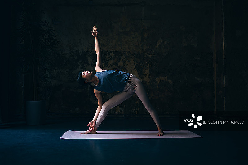 练习瑜伽的美丽女人图片素材