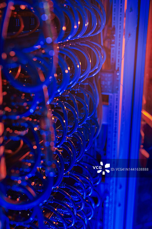 控制室中带有红色和蓝色霓虹灯的计算机数据线图片素材