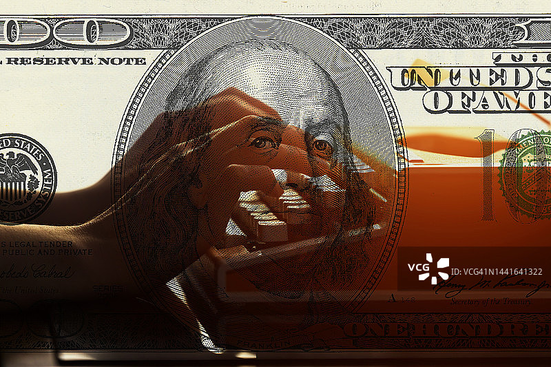 100美元钞票背景上的打字机图片素材