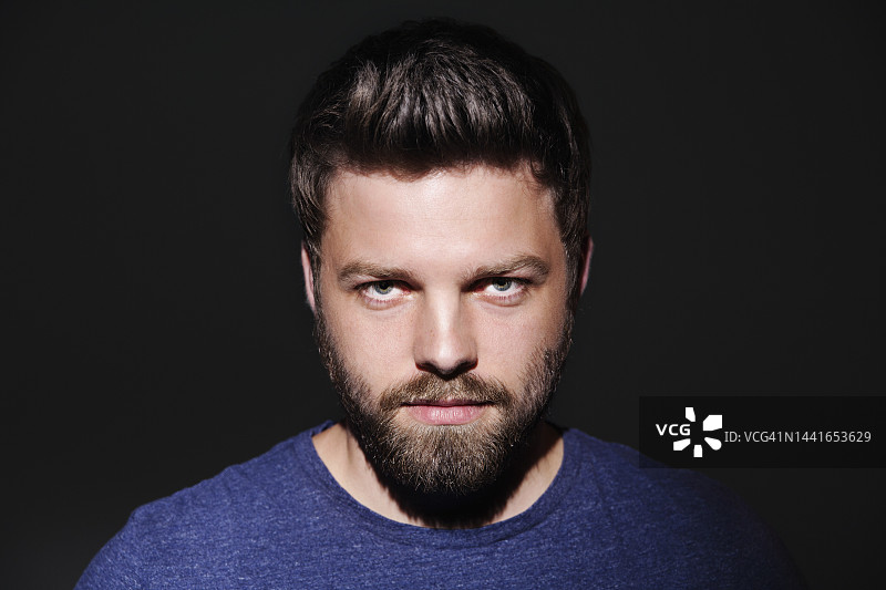 黑背景前的络腮胡年轻男人 портрет图片素材