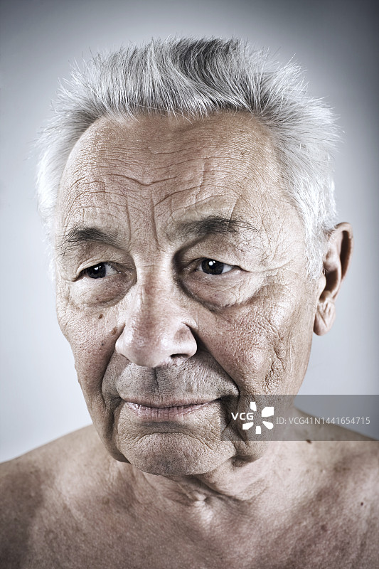 凝视远方的老年男人图片素材