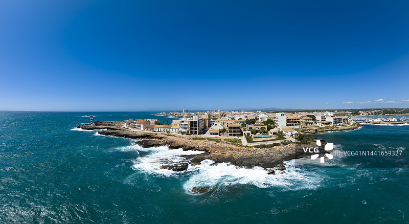 西班牙，巴利阿里群岛，圣乔治殖民地，地中海沿岸度假小镇的鸟瞰图图片素材