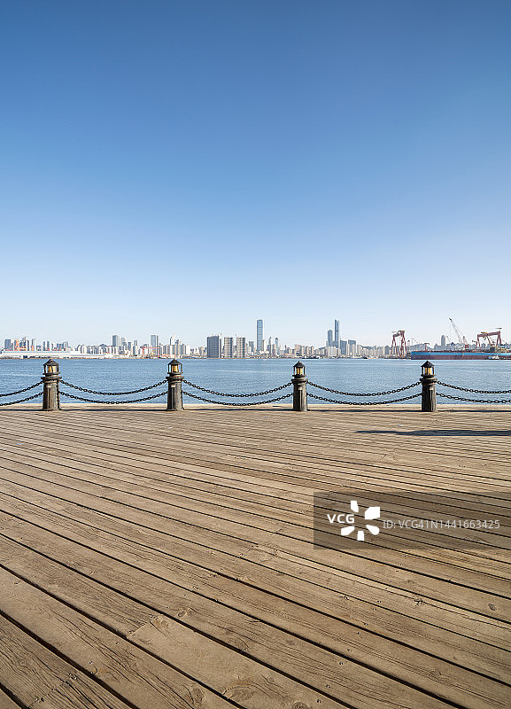 海边木制休闲栈道图片素材