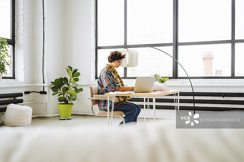 插画师在办公室窗前工作图片素材