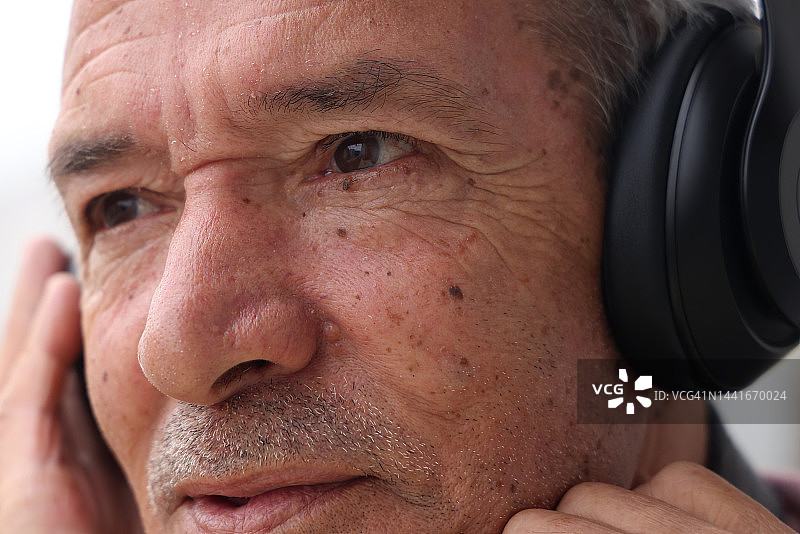 戴着耳机的老人图片素材