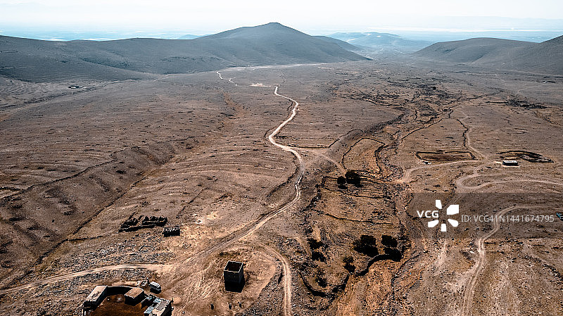 土耳其卡拉皮纳尔科尼亚的凯斯梅兹废弃村庄无人机照片图片素材