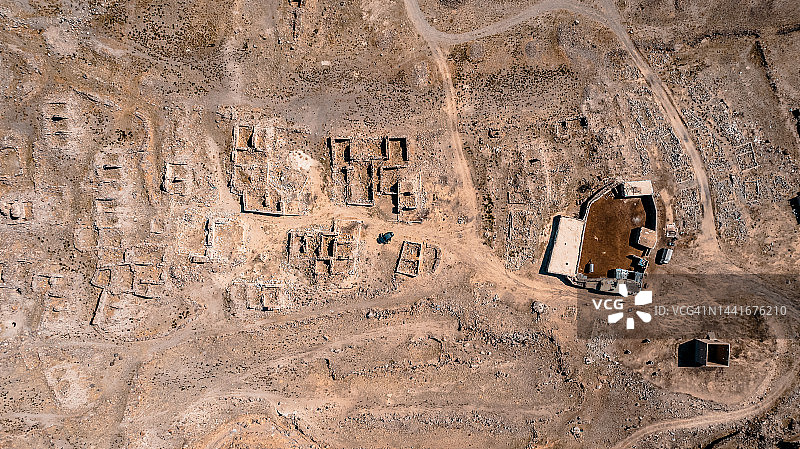 土耳其卡拉皮纳尔科尼亚的凯斯梅兹废弃村庄无人机照片图片素材