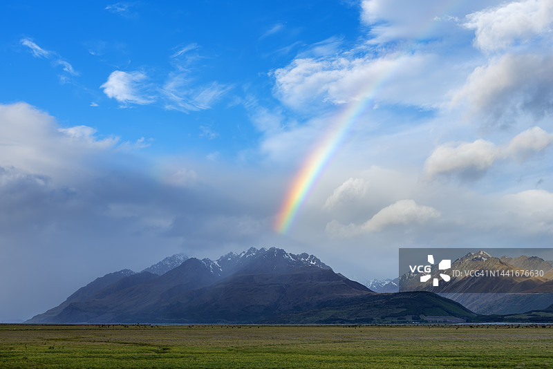 新西兰，坎特伯雷地区，彩虹拱桥横跨塔斯曼谷的美丽景色图片素材