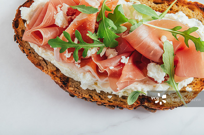 配有意大利熏火腿的开放式三明治图片素材