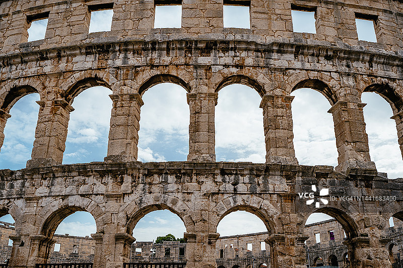 修复后的普拉竞技场（罗马圆形剧场）拱形墙壁图片素材