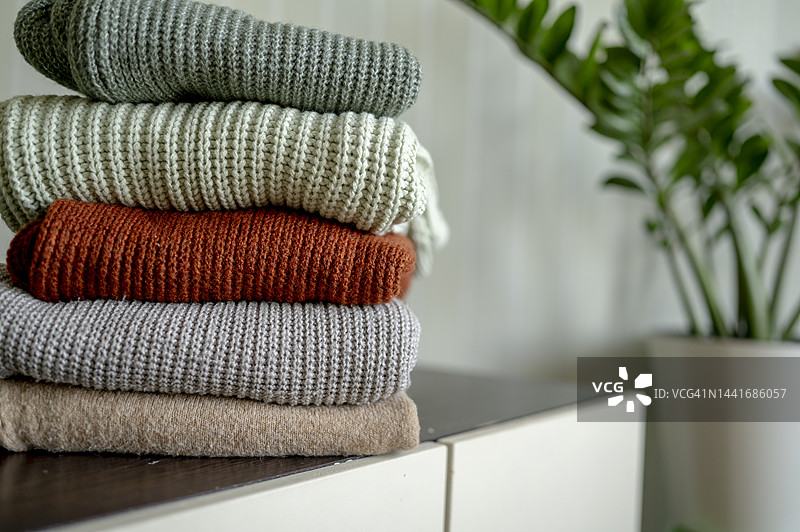 家里的梳妆台上放着温暖的针织毛衣图片素材