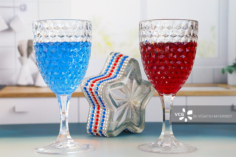 蓝红色葡萄酒杯图片素材