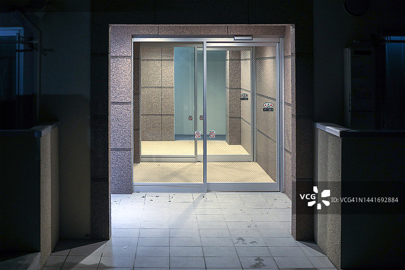 夜晚的住宅楼入口图片素材