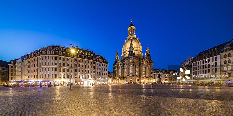 德国，萨克森，德累斯顿，黄昏时分的纽马克特广场，背景是历史悠久的弗劳恩教堂图片素材