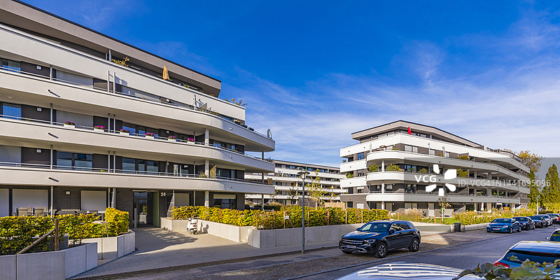 德国，巴登-符腾堡州，奥斯特菲尔登，现代公寓楼前的街道图片素材