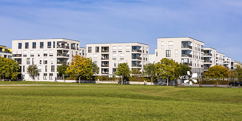 德国，巴登-符腾堡州，奥斯特菲尔登，现代公寓楼前的秋季草坪图片素材