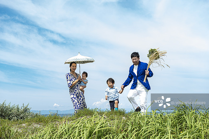 在草地上玩耍的亲子图片素材