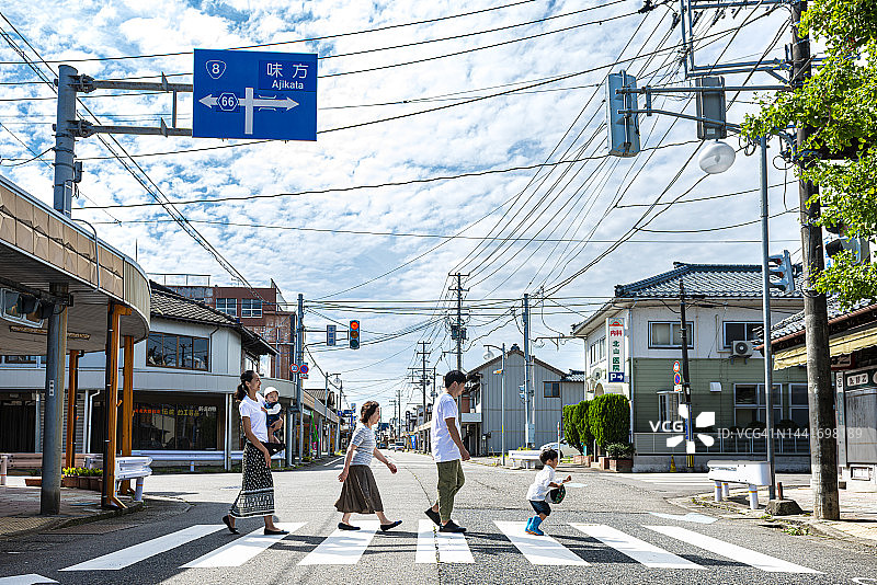 一家人正在过人行横道图片素材