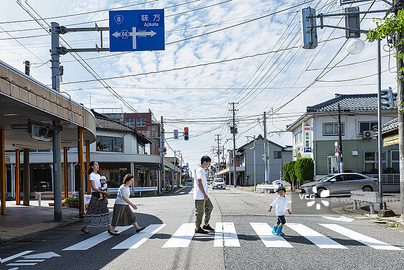 一家人正在过人行横道图片素材