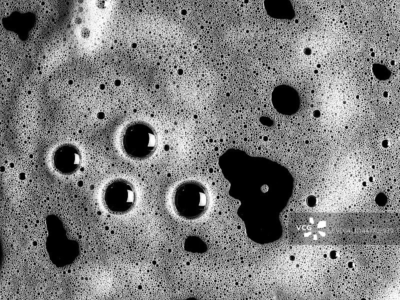 黑色背景上的浴室肥皂泡图片素材