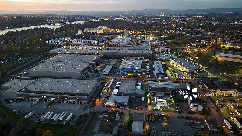 黄昏时分的工业区鸟瞰图片素材