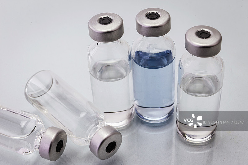 小药瓶中的药物图片素材
