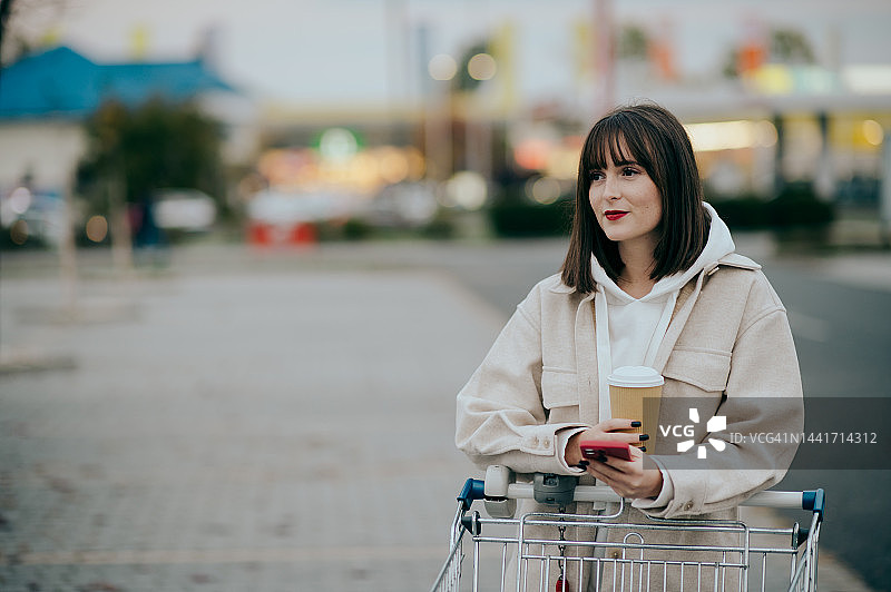 购物中的年轻女子图片素材