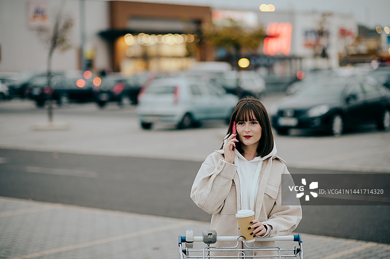 购物中的年轻女子图片素材