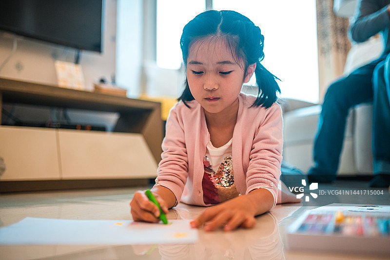 在家绘画的年轻漂亮亚洲女孩图片素材