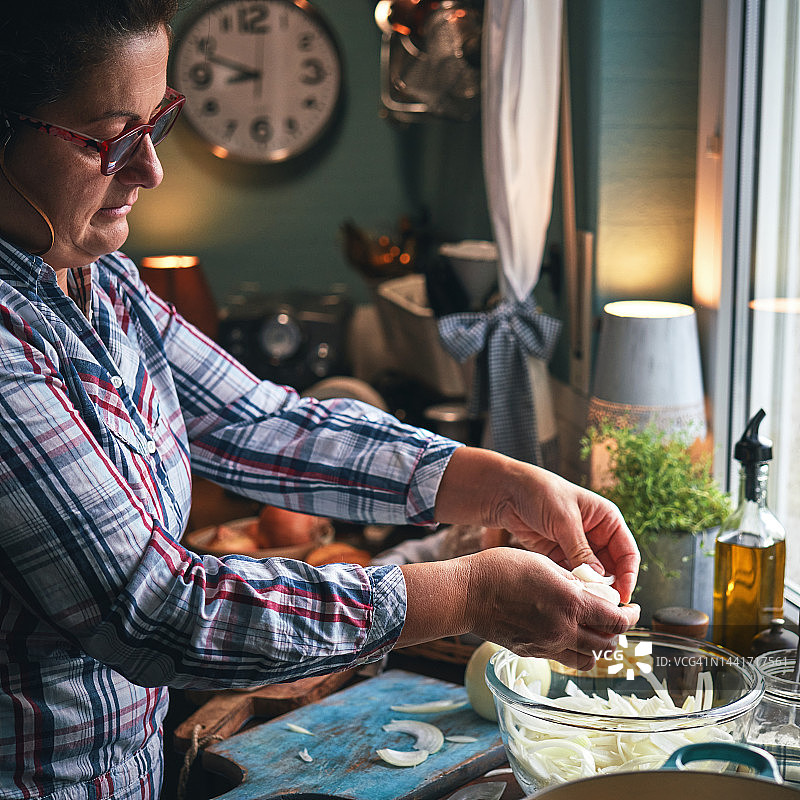 在家庭厨房准备法式洋葱面包碗图片素材