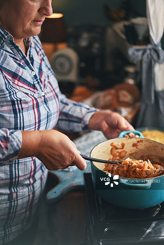 在家庭厨房准备法式洋葱面包碗图片素材
