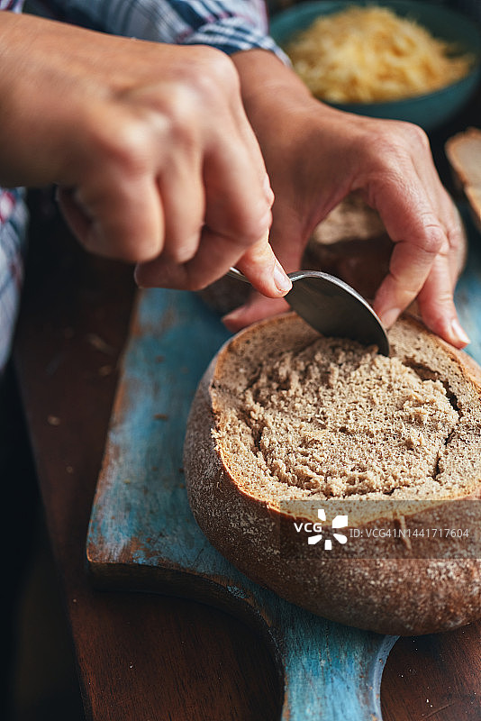在家庭厨房准备法式洋葱面包碗图片素材