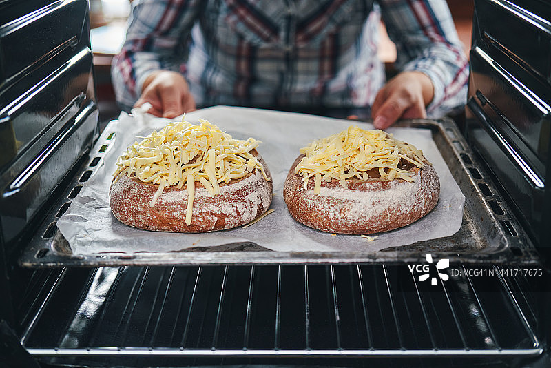在家庭厨房准备法式洋葱面包碗图片素材