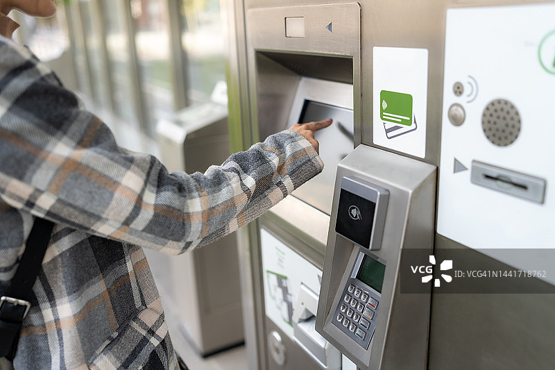 女人在城市公共交通上取电车票图片素材