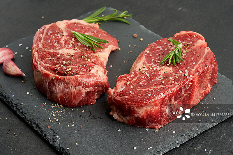两块生牛排 close up图片素材