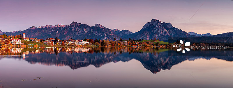 霍普芬湖和巴伐利亚阿尔卑斯山的日落美景（德国巴伐利亚州阿尔高地区）图片素材